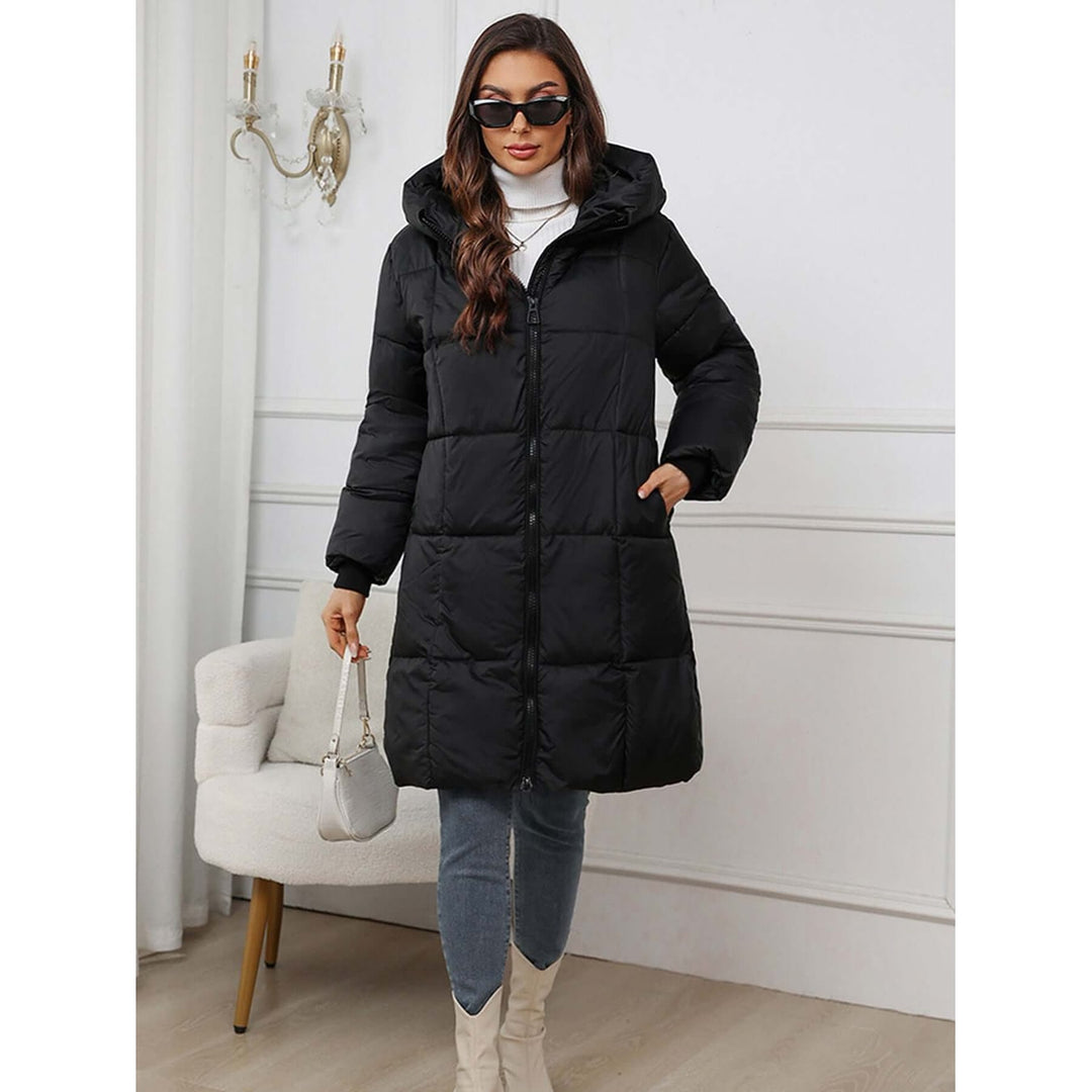 Giacca imbottita donna, lunga con cappuccio trapuntato, per un comfort e calore superiori.