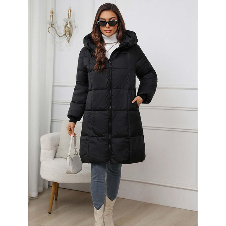 Giacca imbottita donna, lunga con cappuccio trapuntato, per un comfort e calore superiori.