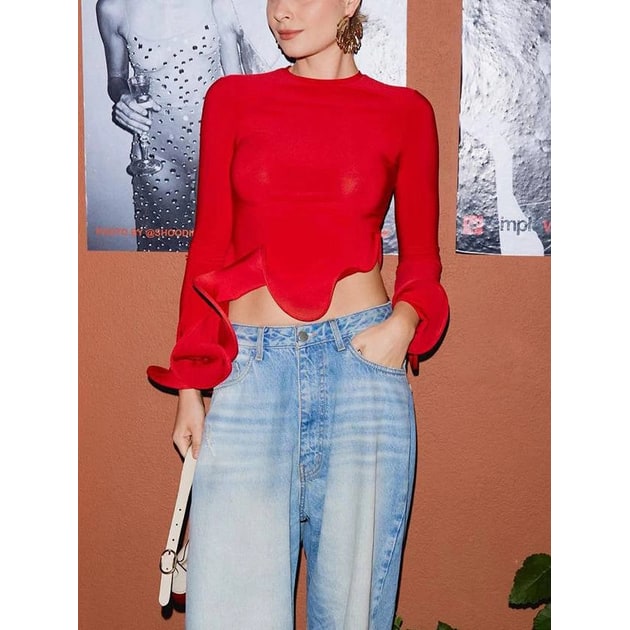 Top corto femminile aderente con maniche lunghe e dettagli volant sui polsini, ideale per la moda casual.