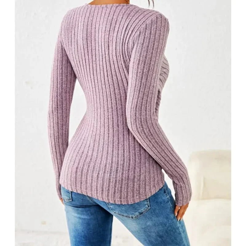 Top donna a maniche lunghe avvolgente. Scollo a V e arricciatura per un tocco di eleganza versatile.