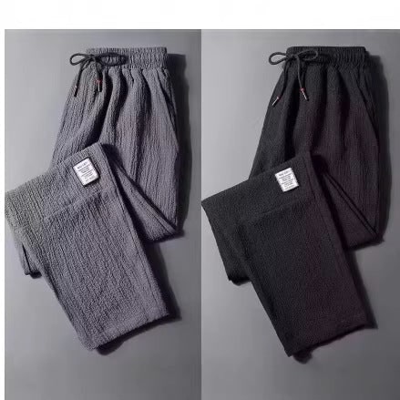 Donna indossa pantaloni lounge casual neri con vita elastica e coulisse, comodi per il relax.