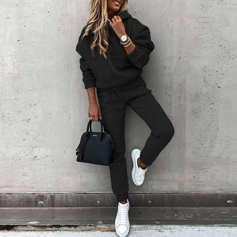Completo tuta da donna casual: felpa con cappuccio e jogger vita alta per loungewear e relax quotidiano.