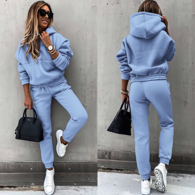 Elegante set due pezzi da donna: felpa con cappuccio e pantaloni jogger vita alta, ideale per lo streetwear.