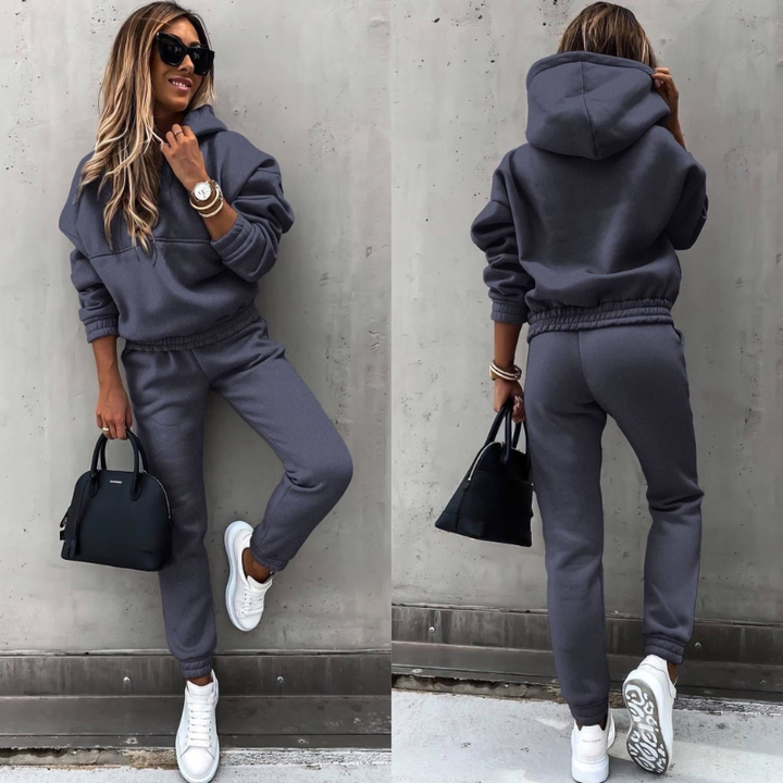 Tuta da donna moderna con felpa con cappuccio e jogger vita alta. Perfetto abbigliamento casual per la moda femminile.