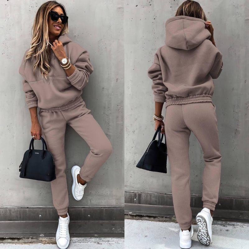 Completo tuta donna con comoda felpa con cappuccio e jogger a vita alta. Versatile per sport o relax in casa.
