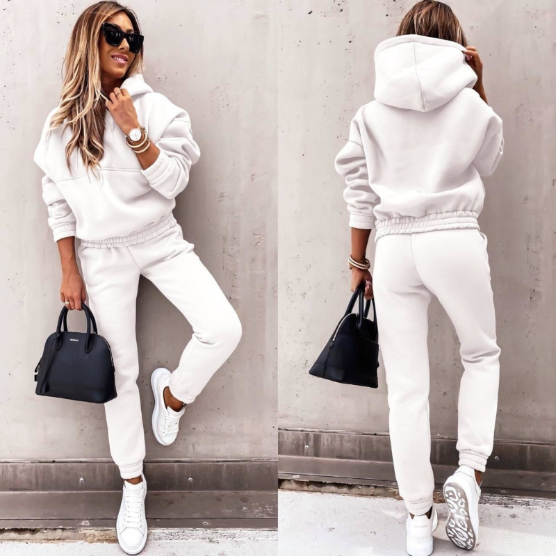 Trendy tuta da donna: set due pezzi con felpa con cappuccio e jogger vita alta. Perfetto per un look casual-chic.