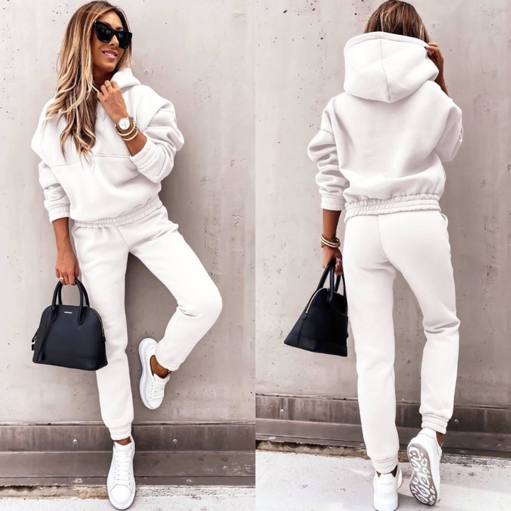 Trendy tuta da donna: set due pezzi con felpa con cappuccio e jogger vita alta. Perfetto per un look casual-chic.