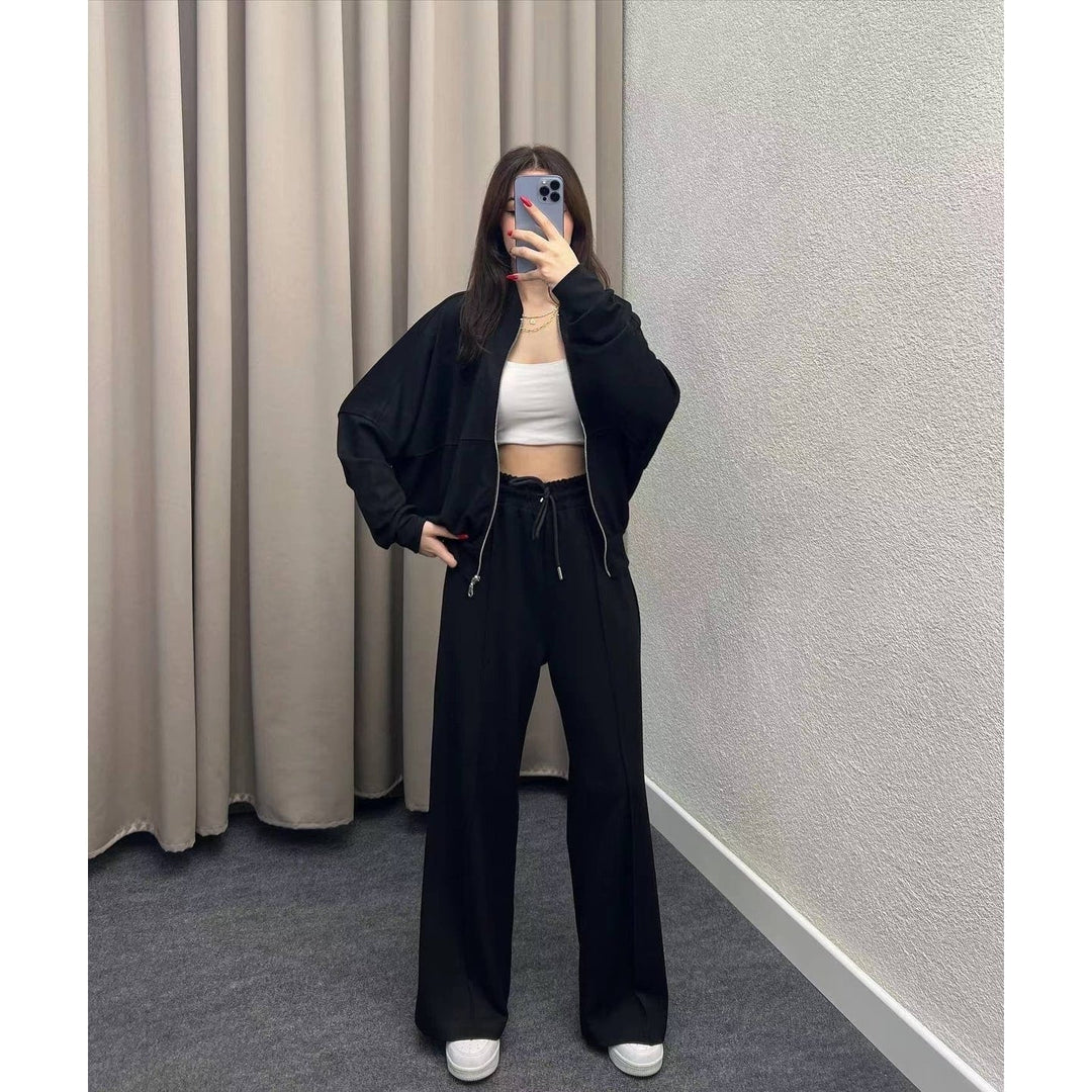 Dettaglio tessuto tuta lounge donna oversize 2 pezzi, pantaloni gamba larga e giacca. Completo casual e comodo.
