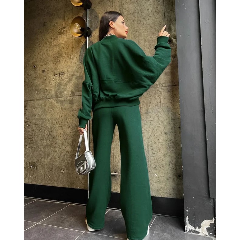 Vestibilità oversize e pantaloni gamba larga della tuta lounge donna 2 pezzi. Ideale per comfort quotidiano.
