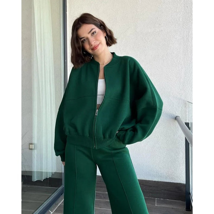 Tuta donna oversize moderna 2 pezzi, pantaloni gamba larga. Look casual, athleisure, comodo per ogni giorno.