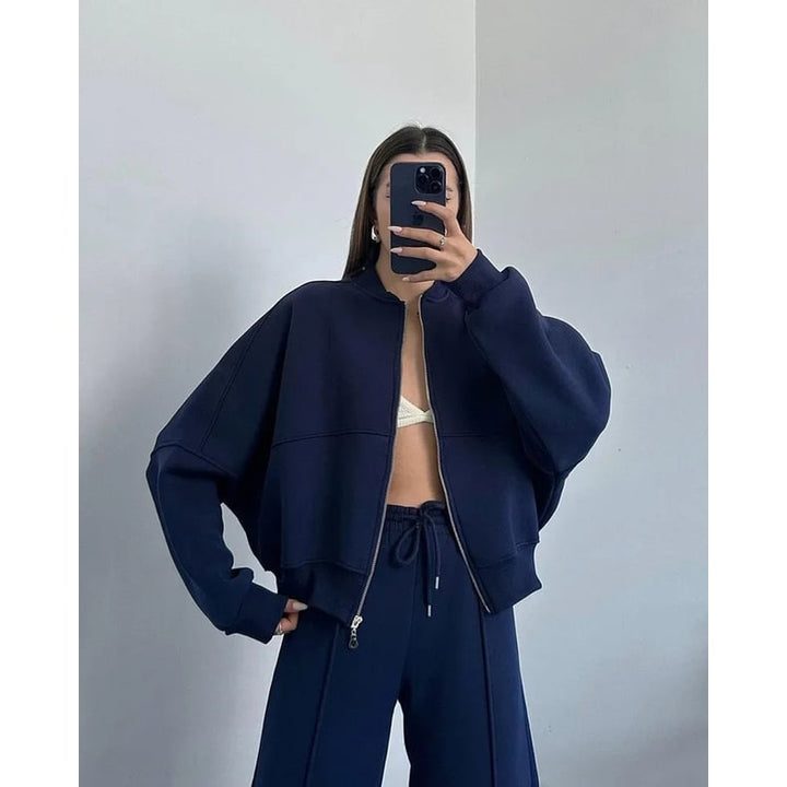 Outfit completo: tuta donna 2 pezzi oversize, giacca con zip e pantaloni gamba larga. Stile casual e comodo.
