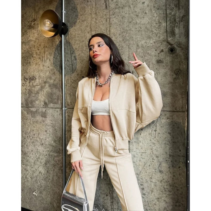 Set tuta donna 2 pezzi oversize, ideale per athleisure e relax. Pantaloni gamba larga e giacca con zip comoda.