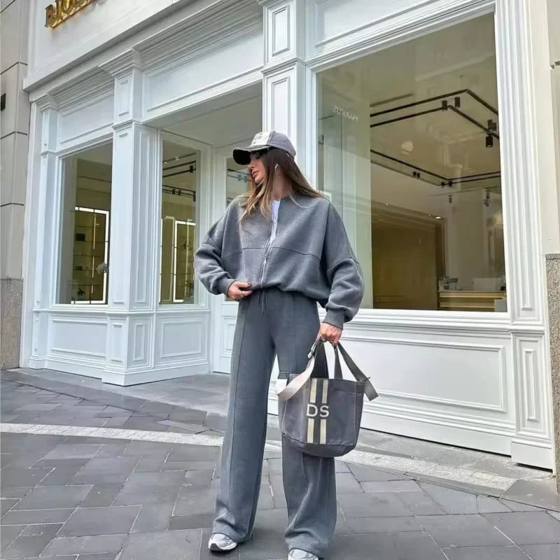 Tuta donna comoda per athleisure e casa. Set 2 pezzi oversize con pantaloni gamba larga, giacca zip per relax.