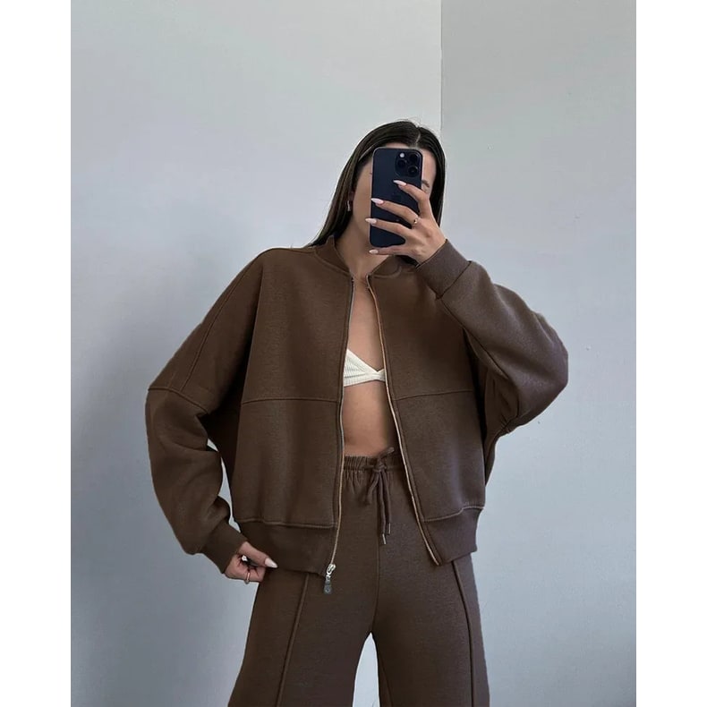 Profilo: tuta lounge donna 2 pezzi oversize, pantaloni gamba larga e giacca comoda. Perfetta per il relax.