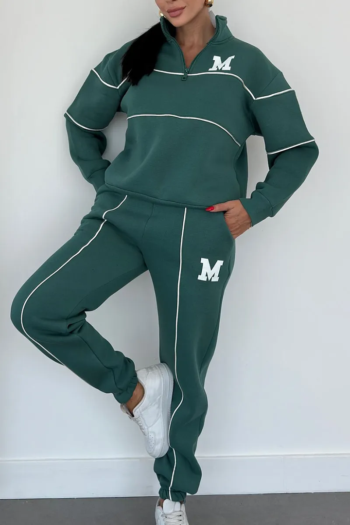 Set completo donna: felpa sportiva con mezza zip e jogger. Tuta da salotto casual ed elegante per il relax.