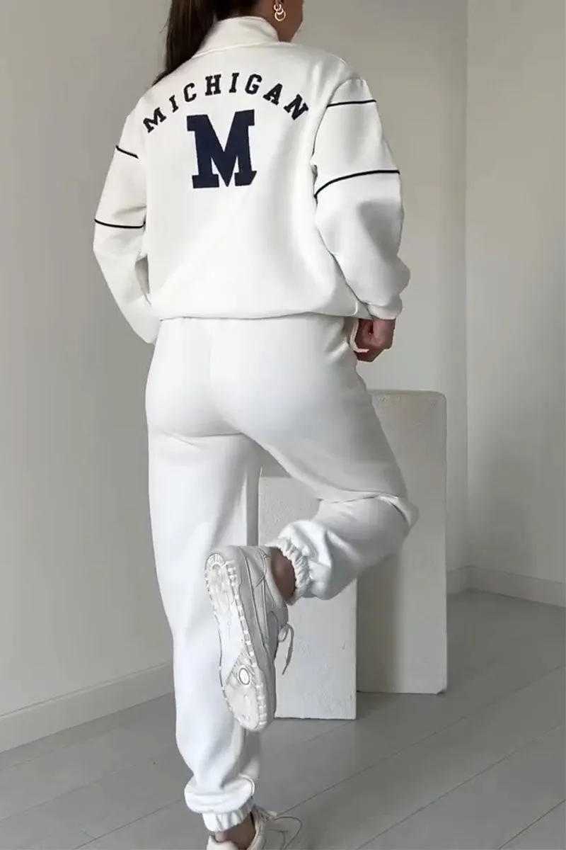 Tuta sportiva donna casual con felpa con mezza zip e pantaloni jogger. Ideale per salotto e moda.