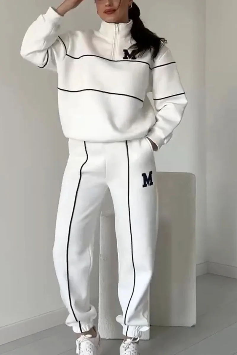 Completo tuta donna con felpa mezza zip e jogger. Stile moderno e comfort per il relax quotidiano.