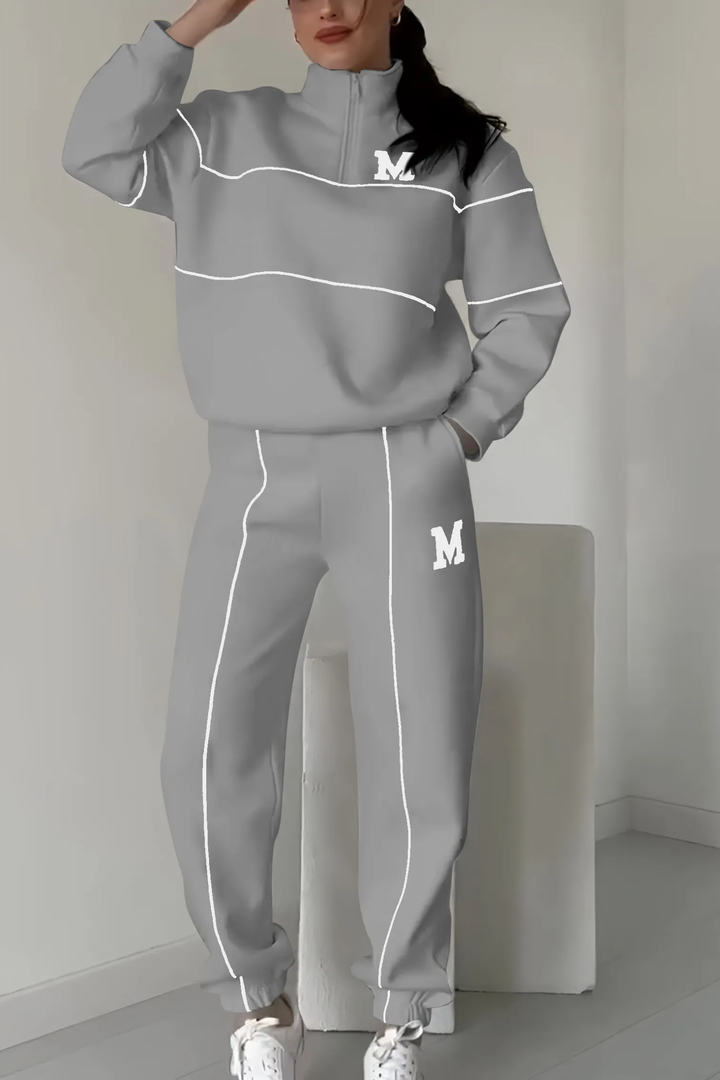 Felpa donna mezza zip e jogger abbinati. Tuta da salotto confortevole ed elegante per il tuo tempo libero.