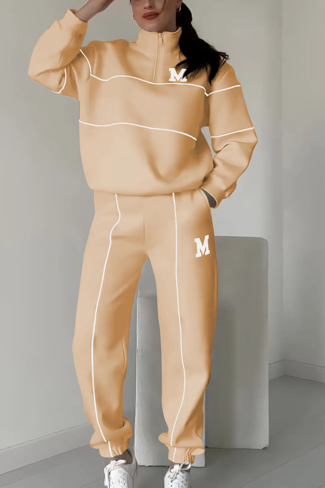 Tuta donna versatile per salotto: felpa mezza zip e jogger. Look casual-chic, comfort e moda.