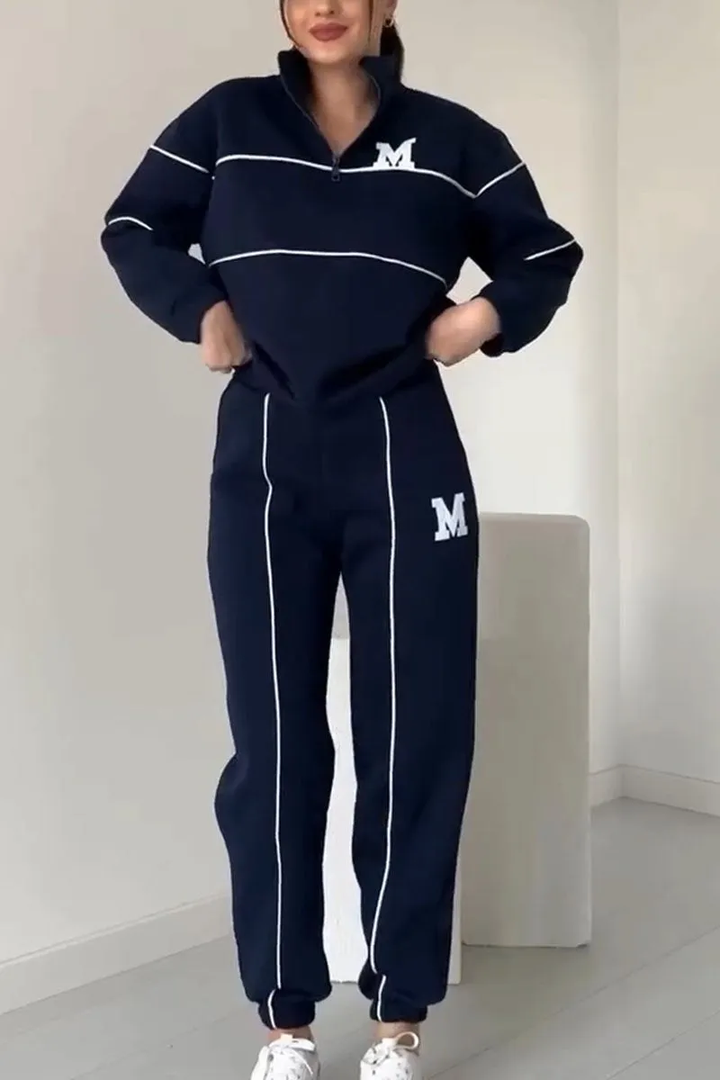 Set athleisure donna con felpa mezza zip e pantaloni jogger. Perfetta per comfort e stile sportivo elegante.