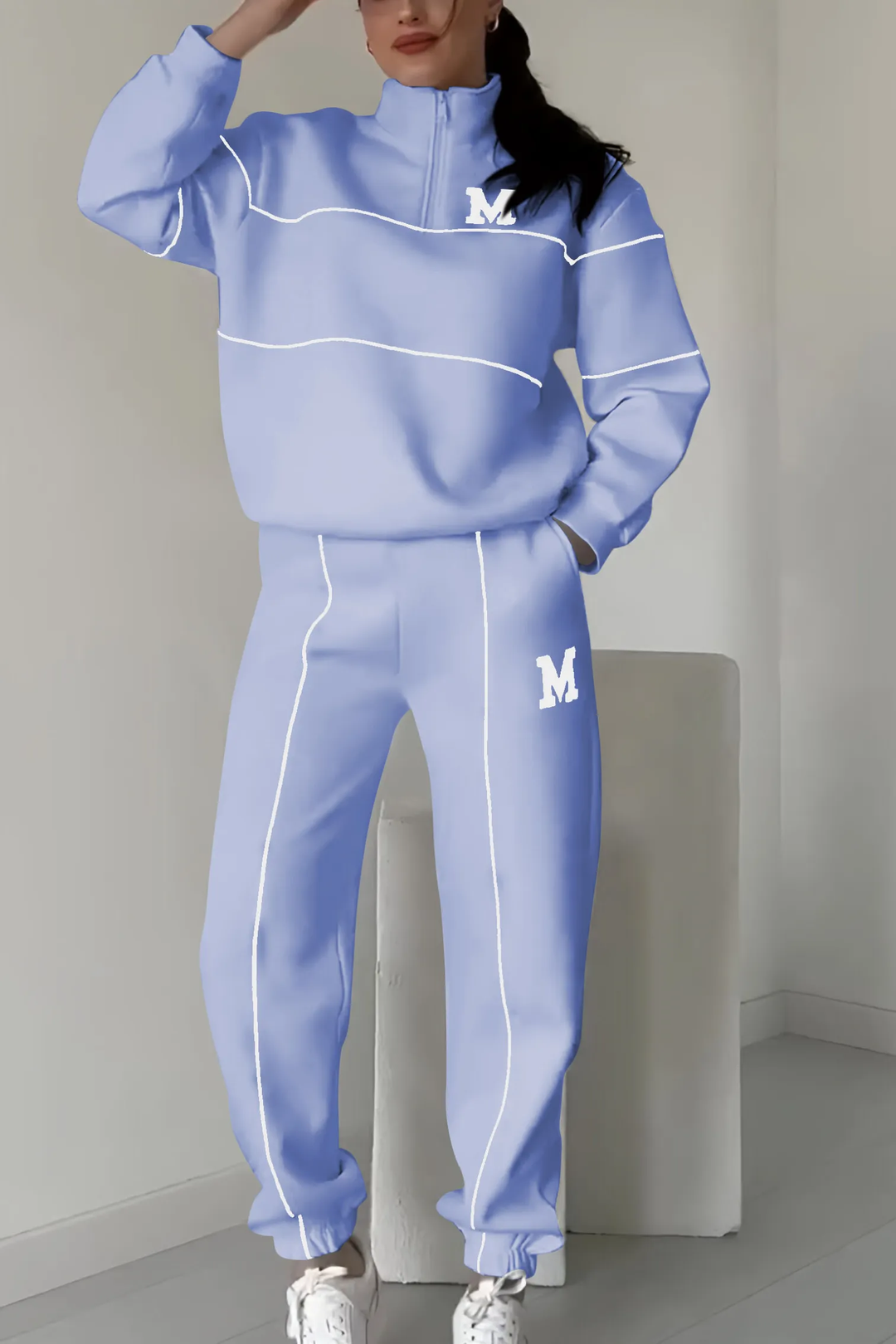 Tuta donna per relax: felpa mezza zip e jogger da salotto. Comfort e stile per ogni occasione casual.
