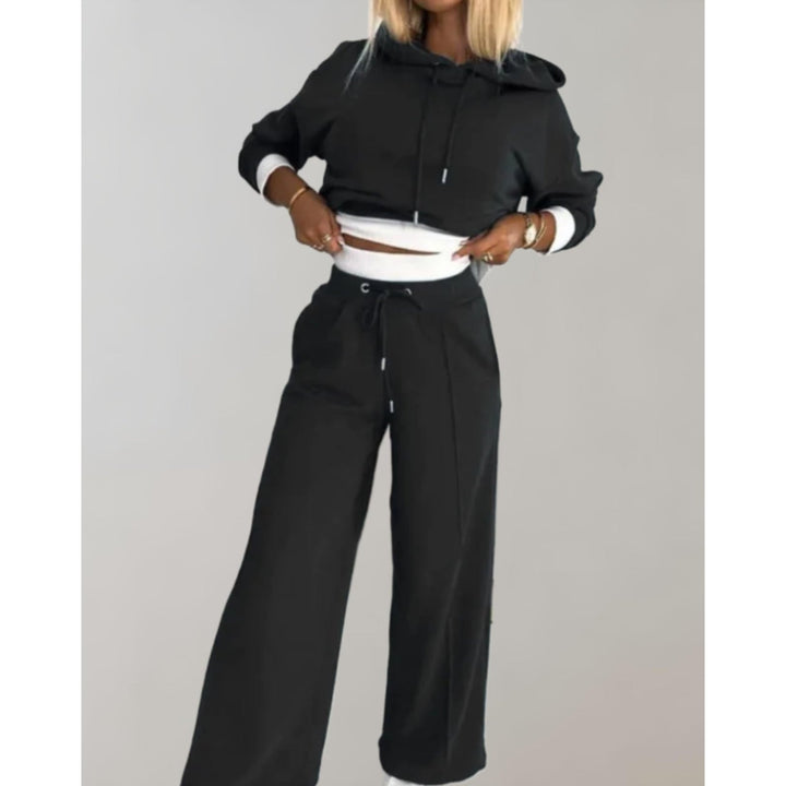 Completo loungewear donna comodo, felpa crop e pantaloni ampi vita alta con coulisse. Perfetto per relax.