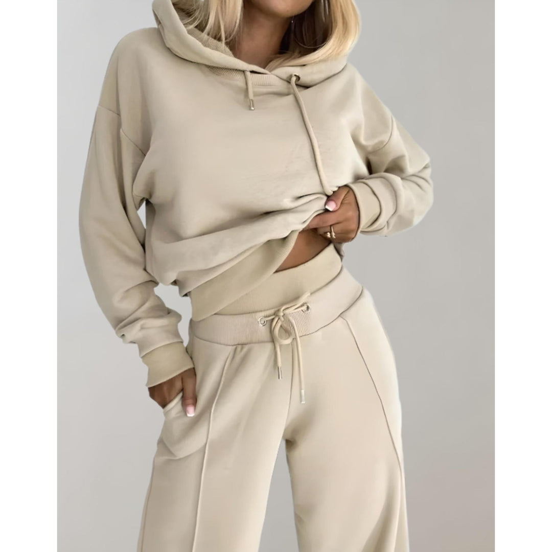 Loungewear donna moderno: set casual con felpa crop e pantaloni ampi. Perfetto per stile e comfort quotidiano.
