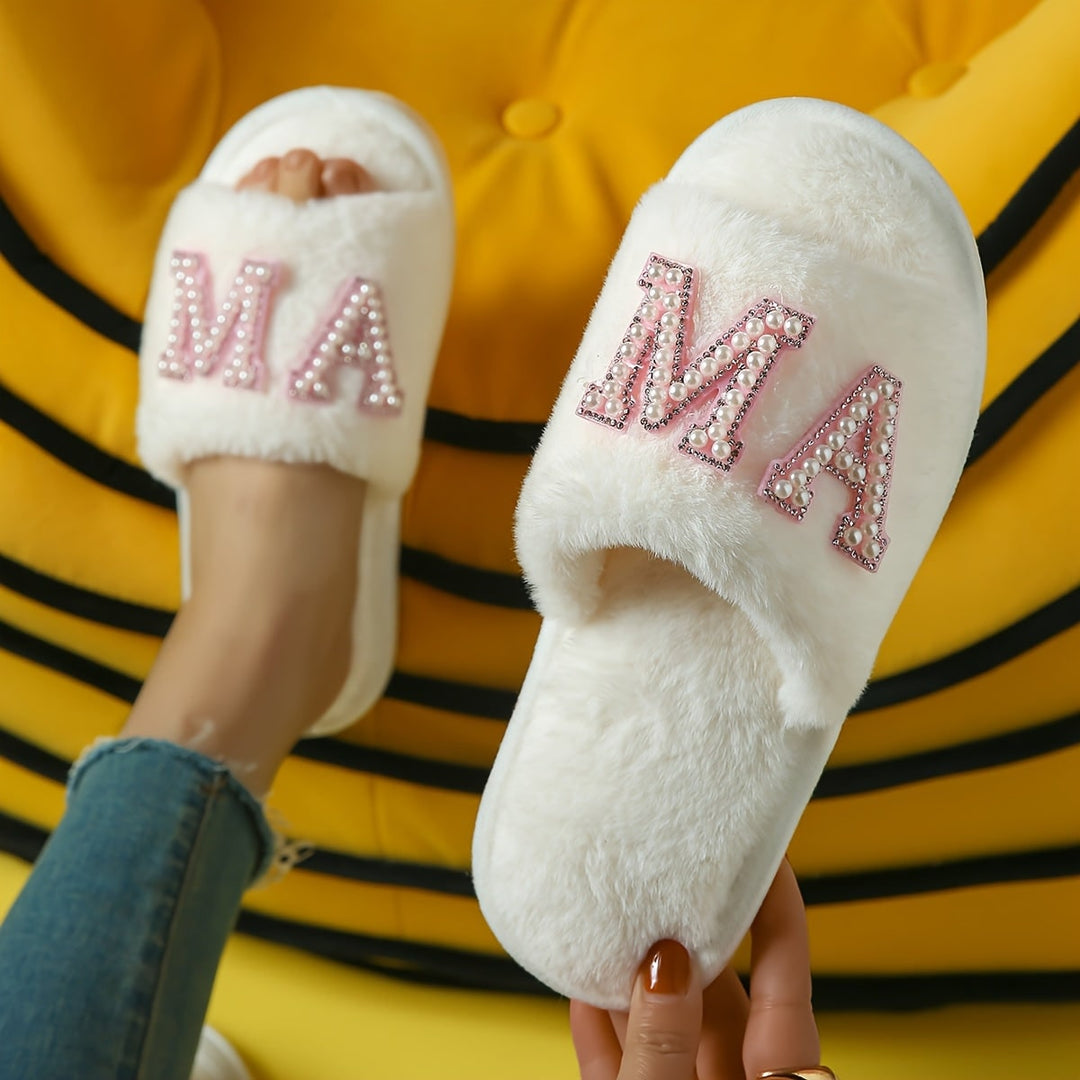 Ciabatte donna aperte in morbido peluche per massimo comfort piedi. Scarpe casa eleganti per relax, stile Mama.