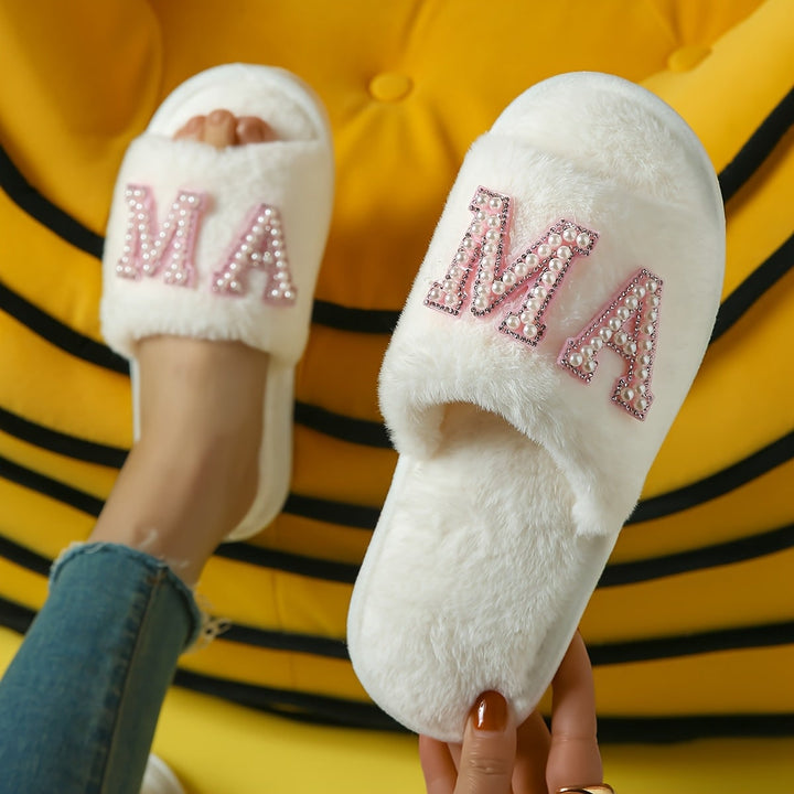 Ciabatte donna aperte in morbido peluche per massimo comfort piedi. Scarpe casa eleganti per relax, stile Mama.