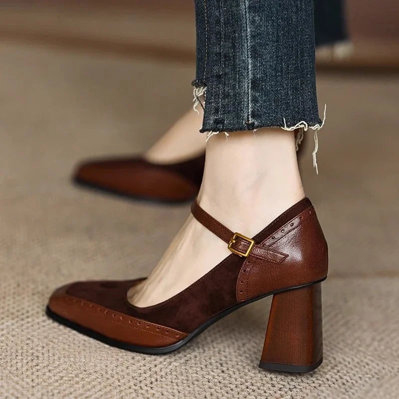 Mary Jane da donna con tacco a blocco e punta quadrata, cinturino. Perfette per un look elegante e confortevole.