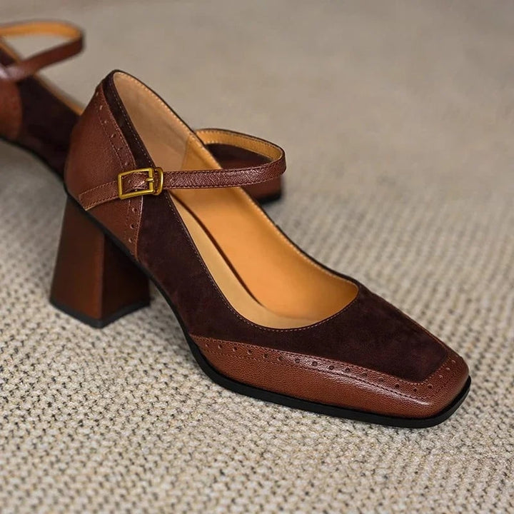 Mary Jane da donna, tacco a blocco e punta quadrata. Cinturino con fibbia. Eleganza e comfort garantiti per ufficio.