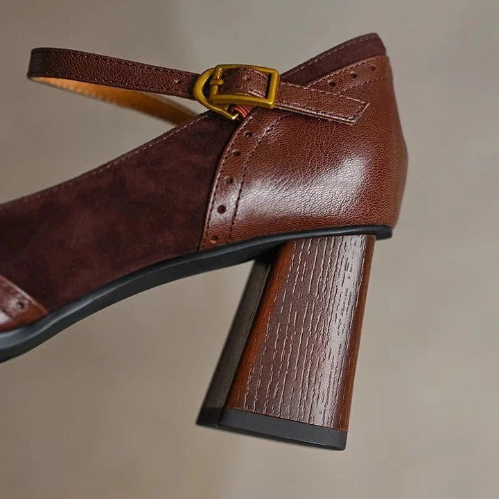 Classiche Mary Jane da donna con tacco a blocco moderno e punta quadrata. Cinturino per comfort e stile chic.
