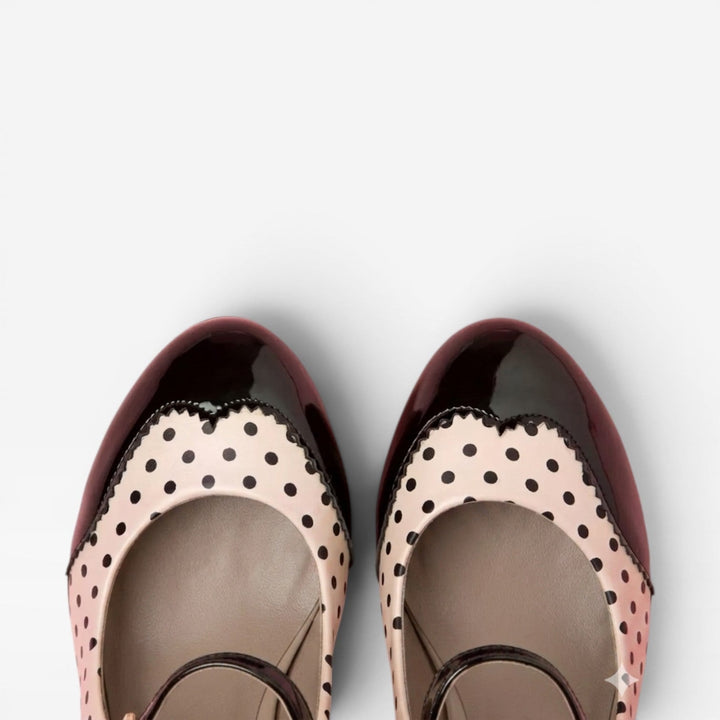 Scarpe décolleté Mary Jane bianche con plateau. Dettaglio pois smerlato e tacco a blocco, moda donna.
