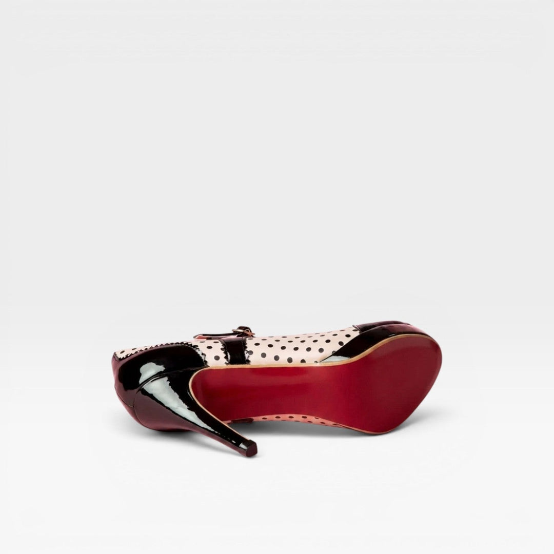 Mary Jane retrò da donna con plateau e pois. Décolleté eleganti per un look vintage e alla moda.