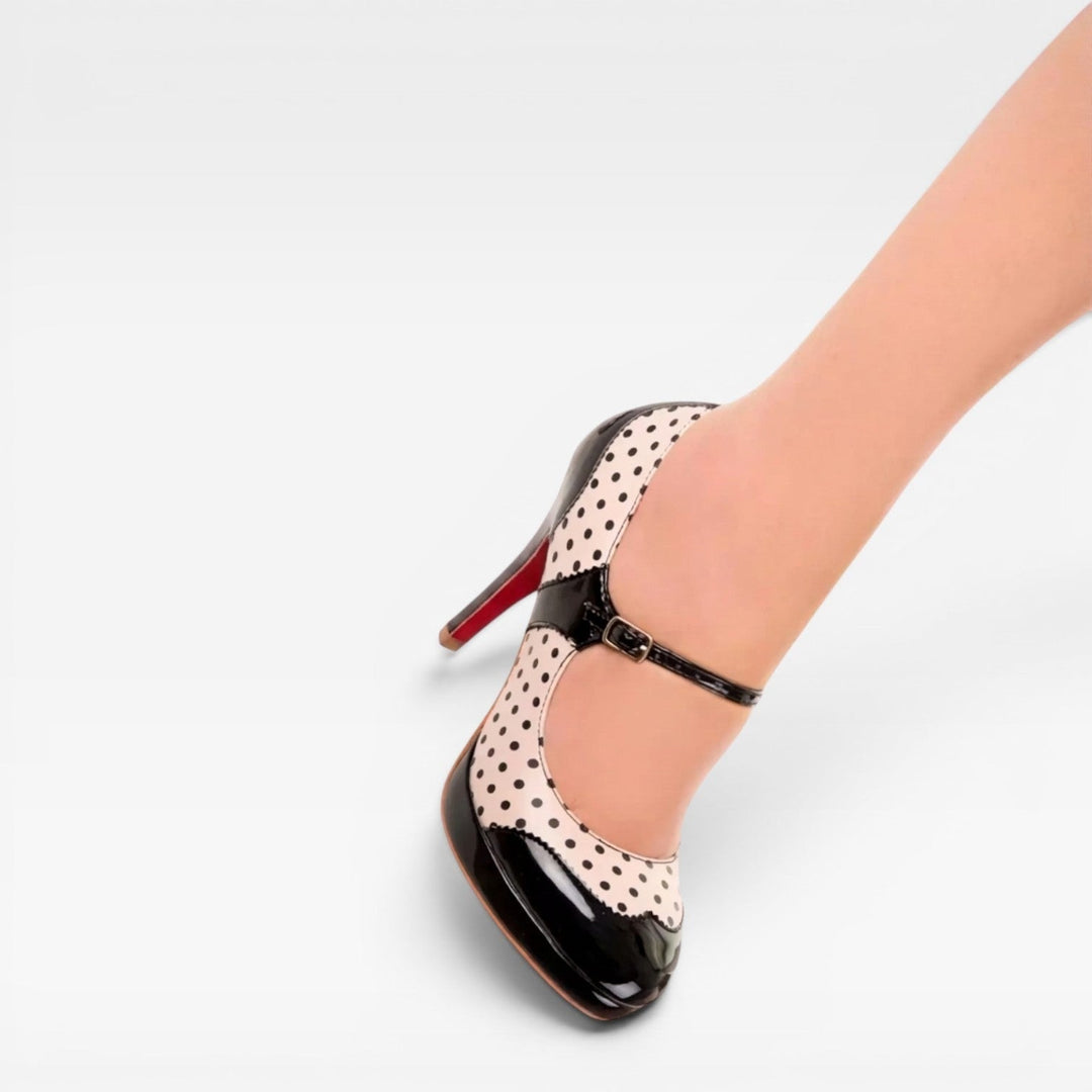 Décolleté Mary Jane donna con plateau. Eleganti scarpe bianche con pois smerlati, stile vintage.