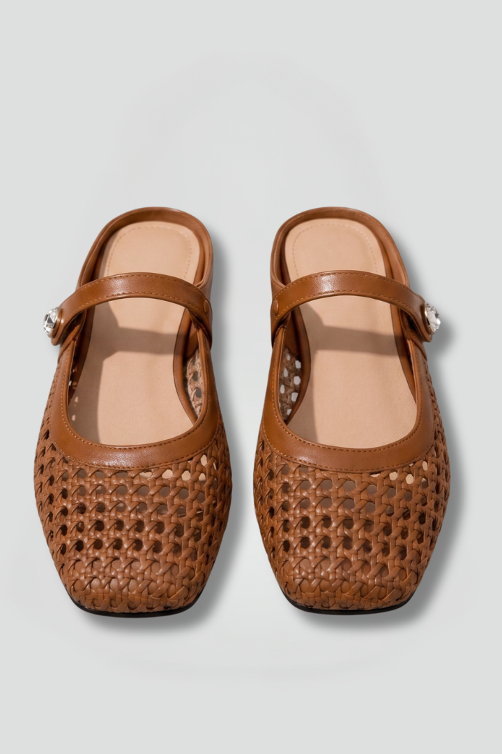 Texture intrecciata delle mules Mary Jane da donna, dettaglio artigianale per un look estivo elegante e confortevole.