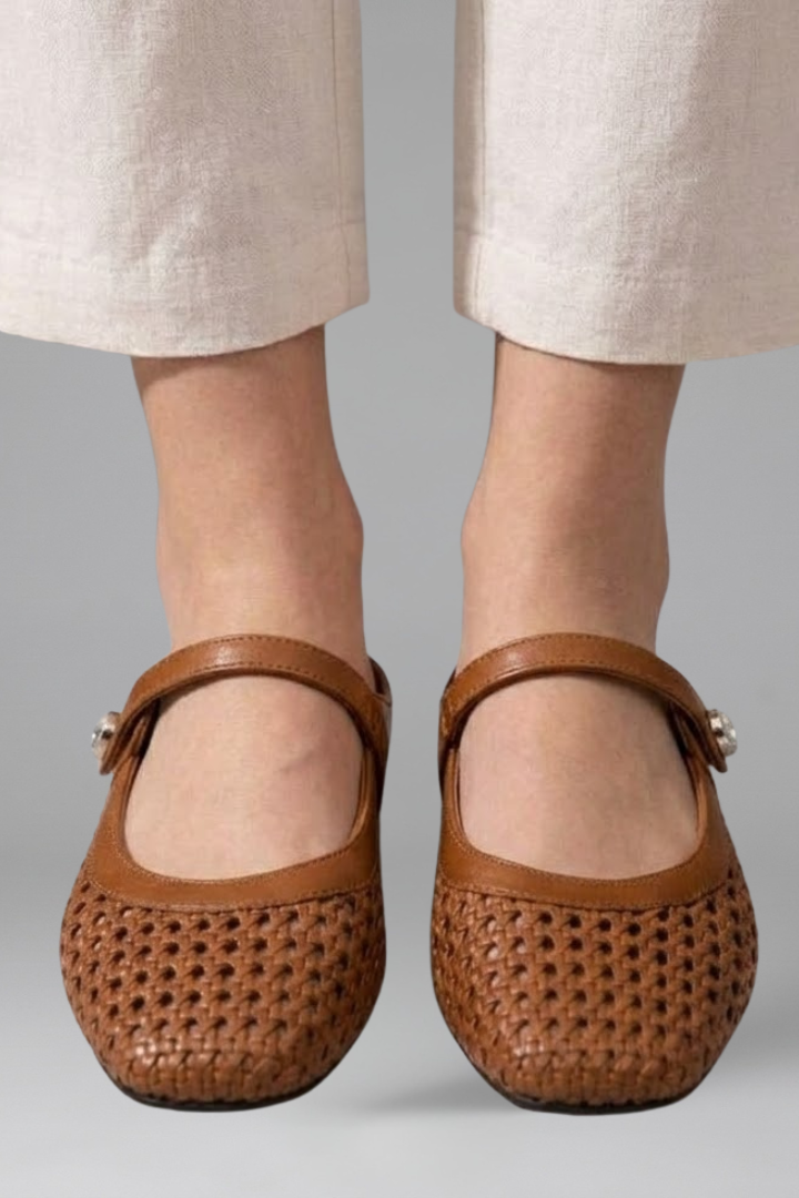 Profilo delle mules Mary Jane slip-on da donna, design comodo e versatile per il casual chic primaverile.