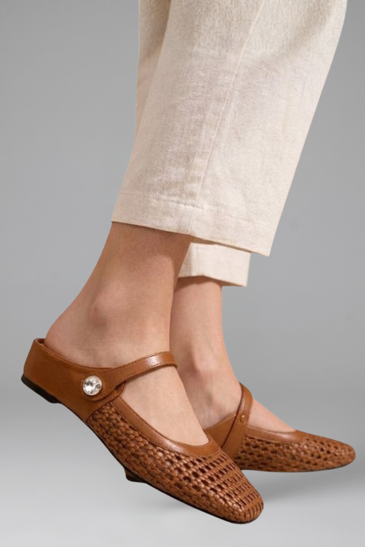 Mules Mary Jane eleganti da donna abbinate a un outfit estivo. Perfette per un look casual chic e confortevole.