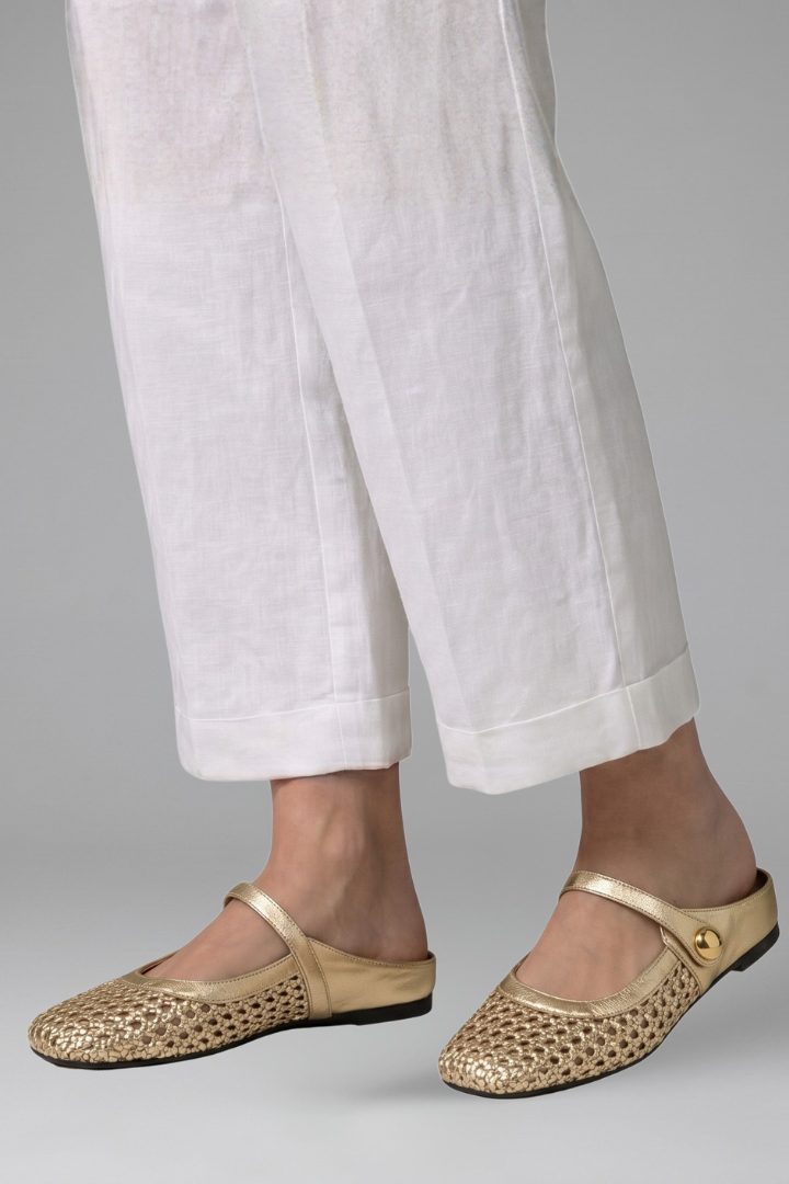Comfort e stile con le mules Mary Jane da donna slip-on. Scarpe basse intrecciate ideali per lunghe passeggiate.