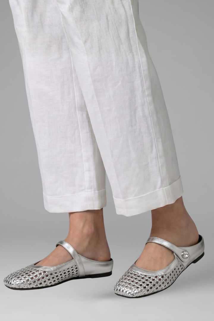 Suola resistente delle mules Mary Jane da donna. Calzature slip-on intrecciate per aderenza e comfort duraturo.