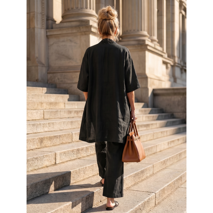 Coordinato donna moderno, cardigan lungo e pantaloni a gamba larga. Eleganza disinvolta per la moda femminile.