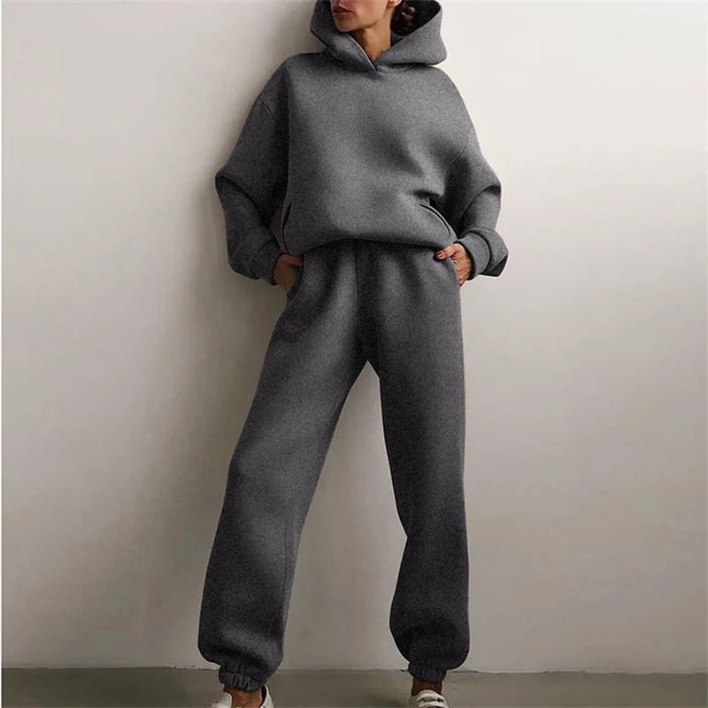 Set athleisure donna oversize con felpa e pantaloni, ideale per abbigliamento relax o un look casual comodo.