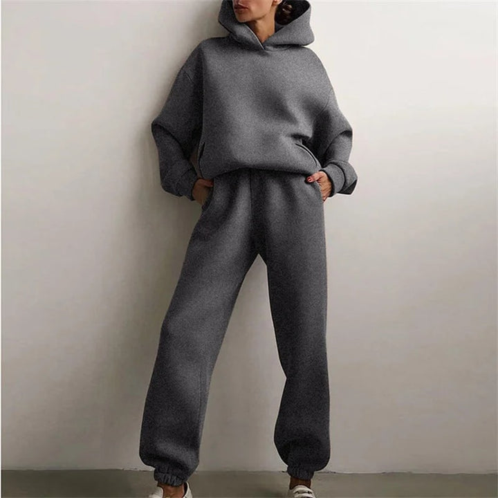 Set athleisure donna oversize con felpa e pantaloni, ideale per abbigliamento relax o un look casual comodo.