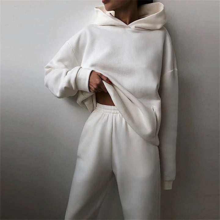 Felpa oversize e pantaloni comodi formano questa tuta donna due pezzi, perfetta per la moda comoda quotidiana.