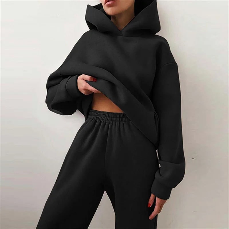 Tuta donna oversize moderna, set due pezzi con felpa e pantaloni, per un abbigliamento relax e casual chic.