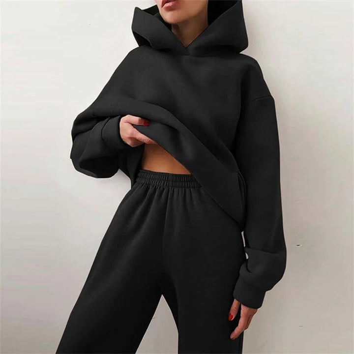 Tuta donna oversize moderna, set due pezzi con felpa e pantaloni, per un abbigliamento relax e casual chic.