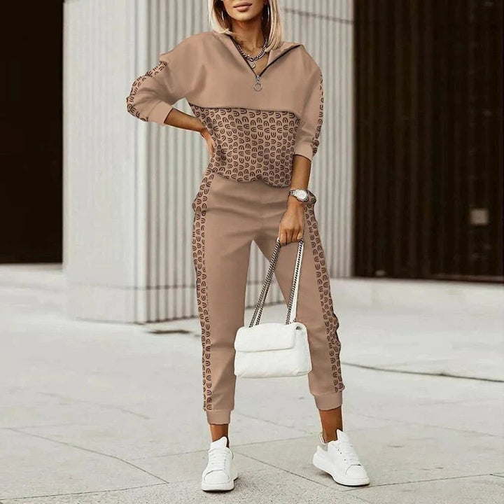 Completo felpa donna due pezzi con mezza zip e joggers. Tuta sportiva casual, ideale per tempo libero e comfort.