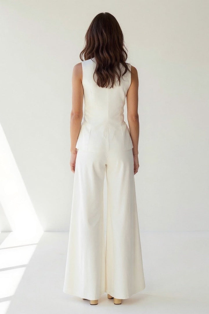 Abito due pezzi donna: gilet elegante e pantaloni a gamba larga. Versatile per moda donna e occasioni speciali.