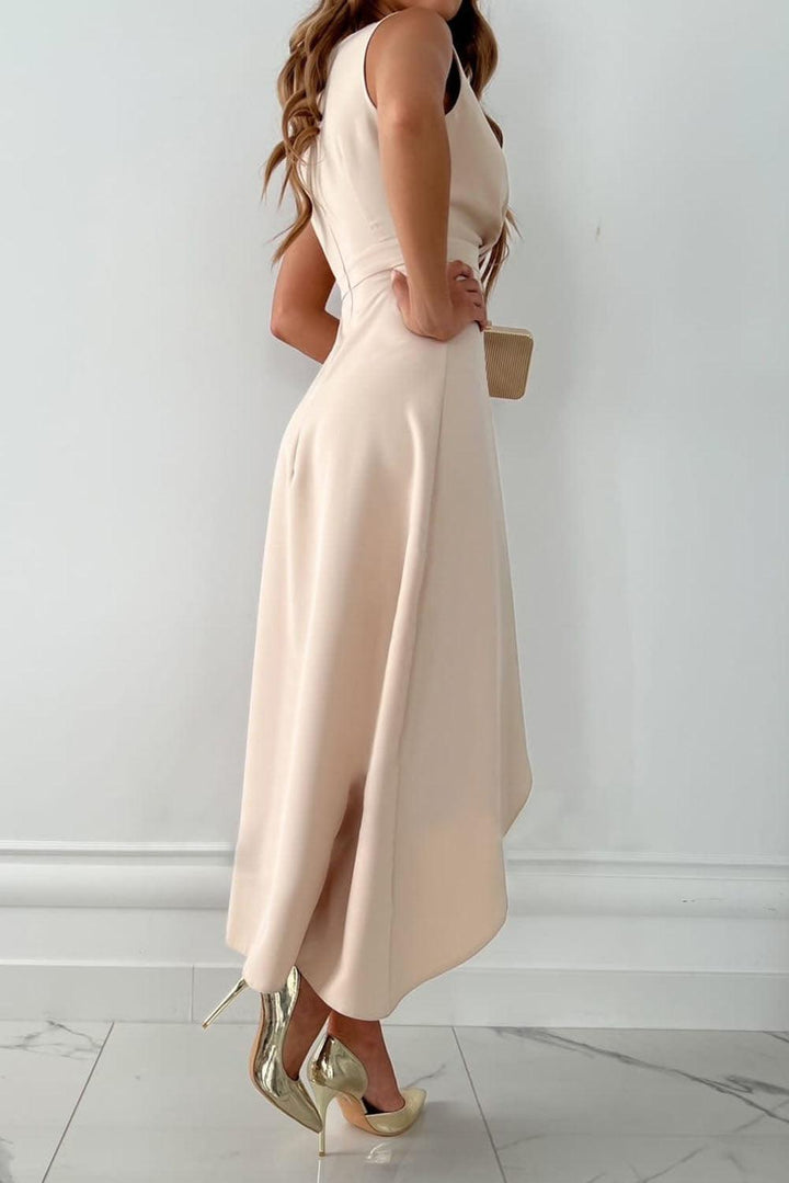 Abito lungo donna beige chic con scollo a V profondo e morbido drappeggio, adatto per serate ed eventi.