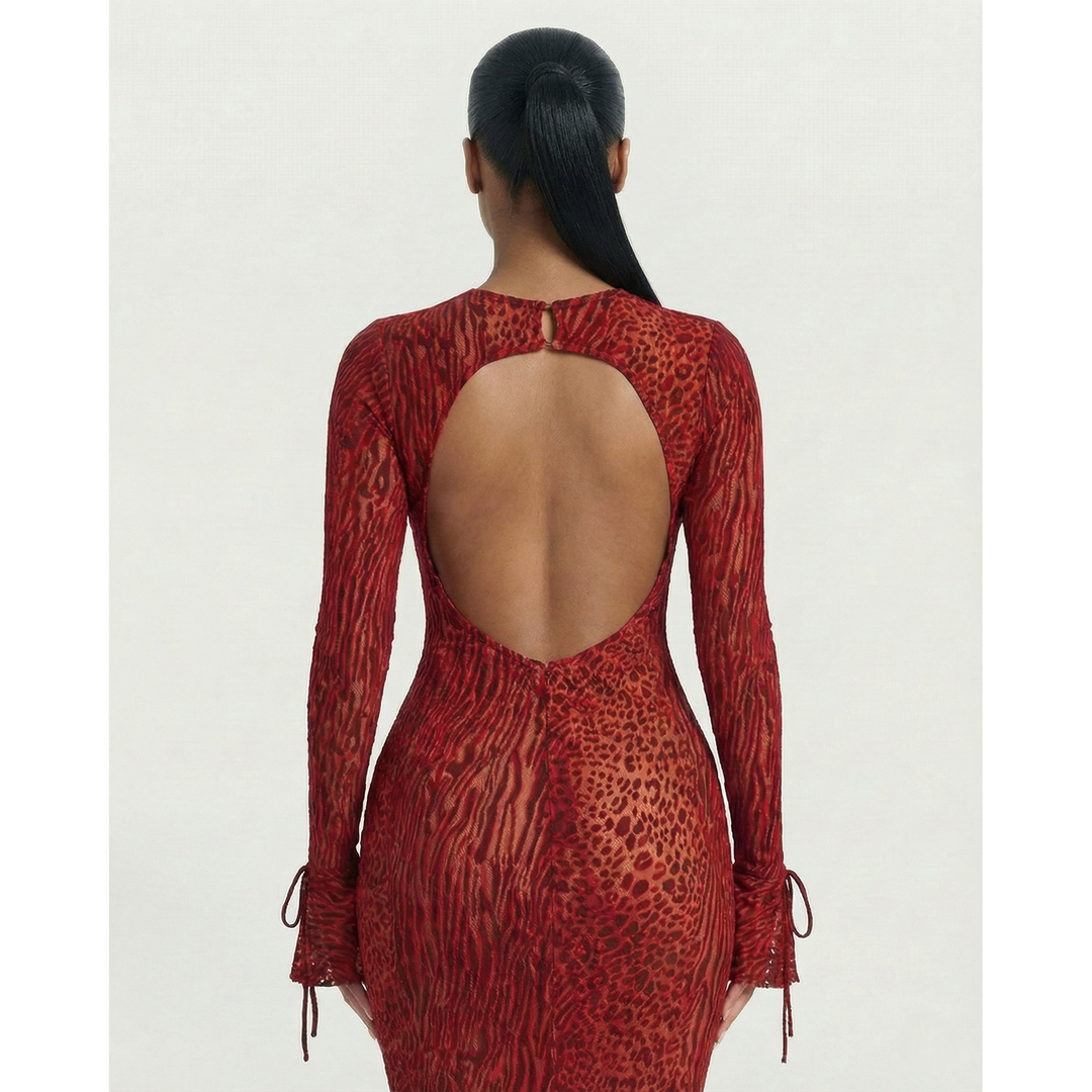 Moda donna: Abito elegante stampa animalier con maniche lunghe e seducente schiena scoperta per un look sofisticato.